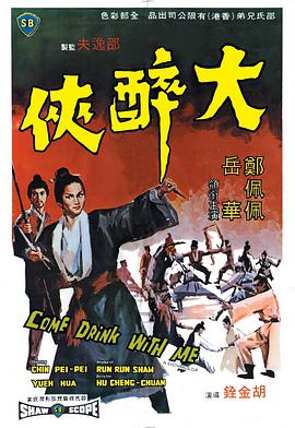 周意宁夜间站在旧公寓走廊的侧影